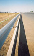 Bordure béton sur autoroute