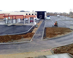 Bordures béton de parking de centre commercial