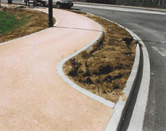 Bordure de trottoir en béton coulé en place